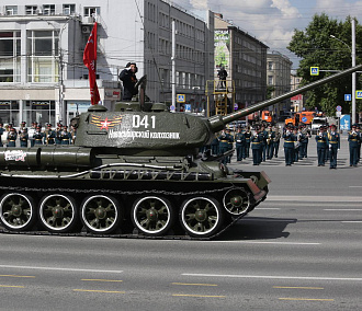 На площадь Ленина выехали танки: фото с генеральной репетиции парада
