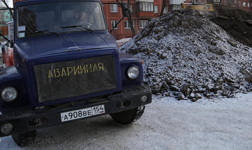 Авария на теплотрассе перекрыла улицу Бурденко в Новосибирске