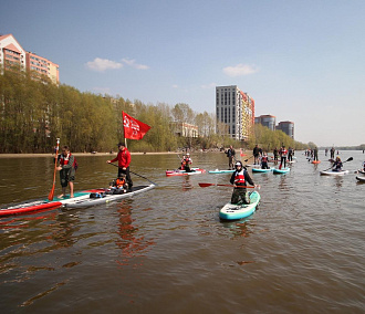 В Новосибирске 45 сапбордистов устроили заплыв по Оби в День Победы