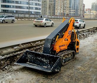 Вместо дворников узкие тротуары в Новосибирске чистит мини-погрузчик