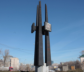 Стелу «Штыки» начали реставрировать на площади Сибиряков-Гвардейцев