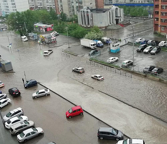 На улицах Новосибирска случился потоп от сильного ливня