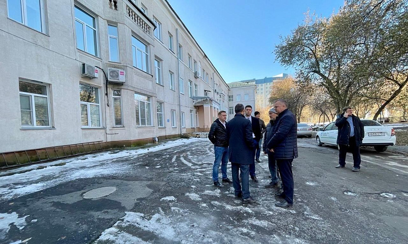 Здание ДГКБ №1 Новосибирска с упавшим потолком будут проверять две недели