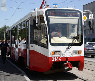 Трамвай с кондиционером в салоне вышел на линию в Новосибирске
