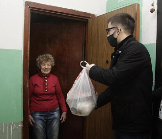 Тысячи продуктовых наборов доставили на дом пожилым новосибирцам