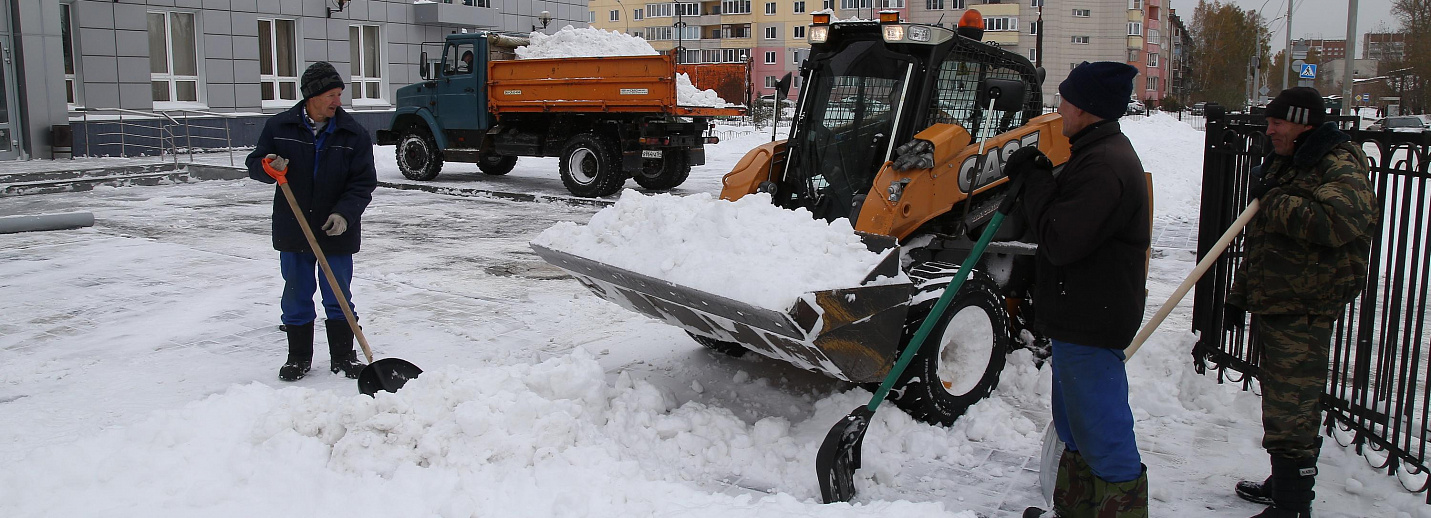 Где есть снег. Уборка снега в Новосибирске. Убирают снег. Уборка снега фото. Маленькая машина убирает снег.