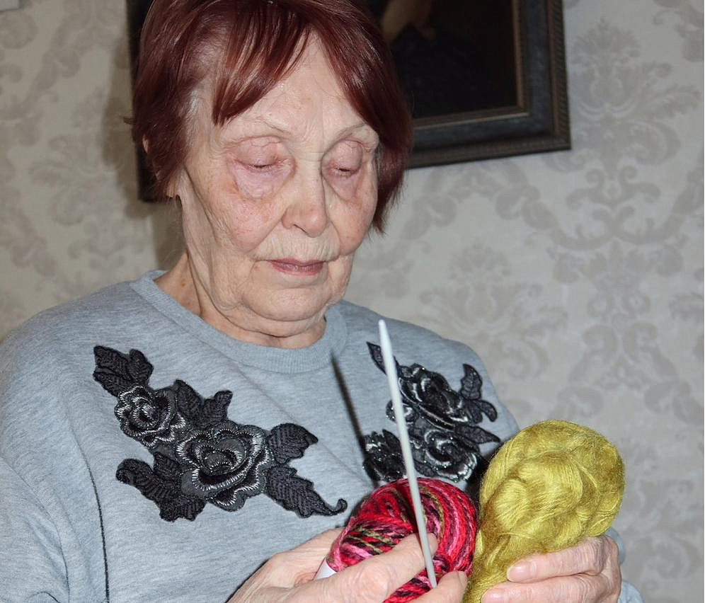 Уникальные свитера по дизайну нейросети вяжут бабушки в Новосибирске