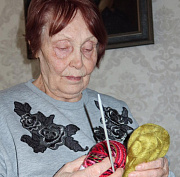 Уникальные свитера по дизайну нейросети вяжут бабушки в Новосибирске