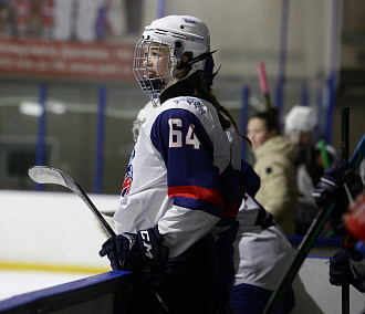 «Девочки играют головой»: хоккеистки «Гризли» начали сезон с победы
