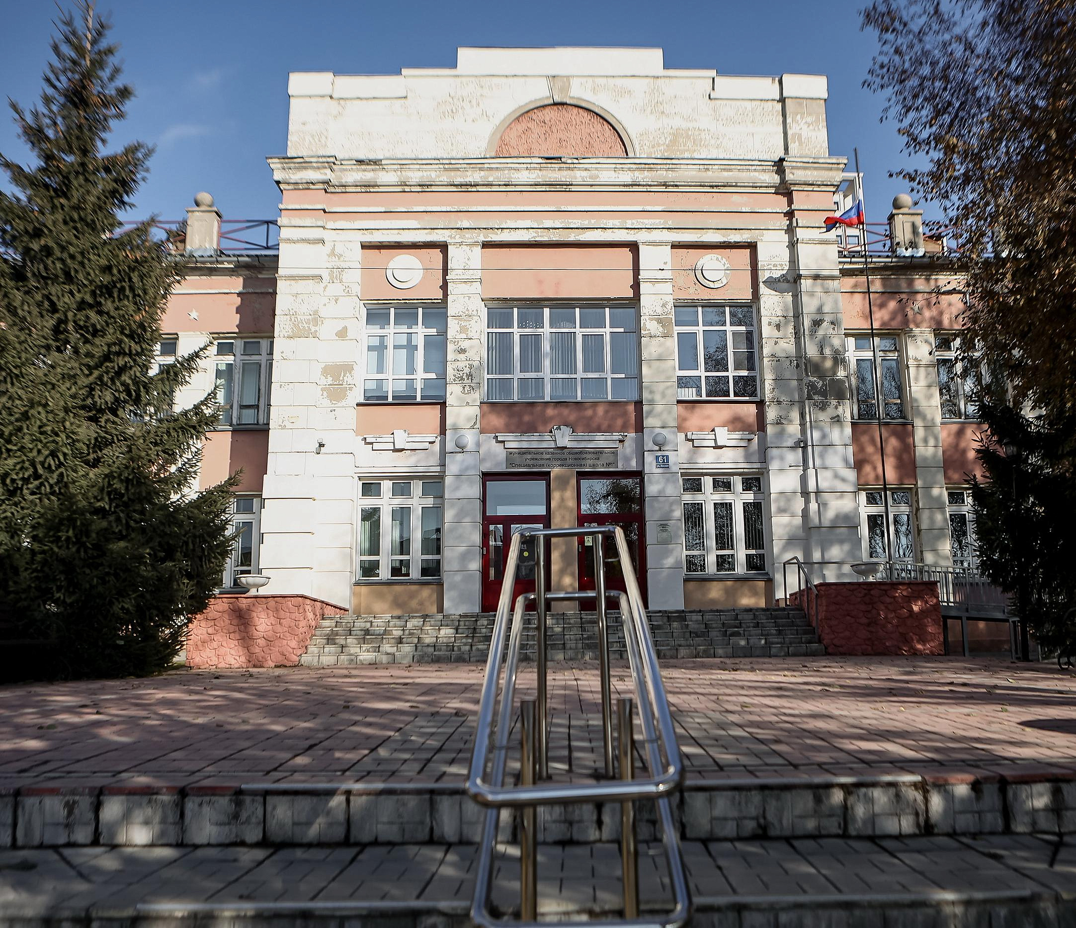 Историческая школа с Городовичком: репортаж из уникального здания на Инской