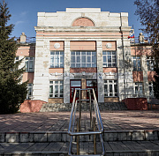 Историческая школа с Городовичком: репортаж из уникального здания на Инской