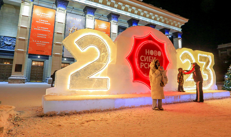 Ледяные новогодние украшения вывезут из Театрального сквера к 14 февраля
