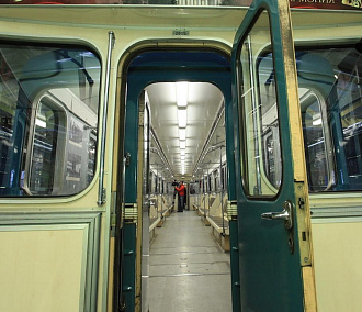 Бесстрашный экскурсовод из Новосибирска проникла в тоннель метро ночью
