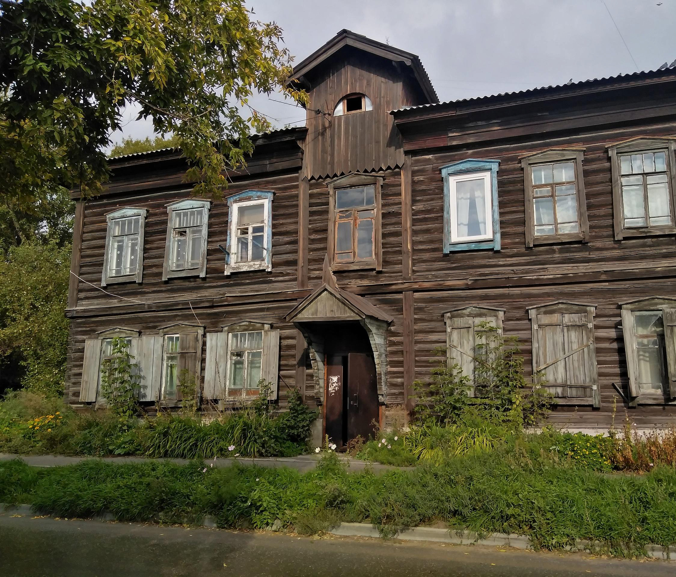 В Новосибирске снесут деревянную двухэтажку с историческим козырьком