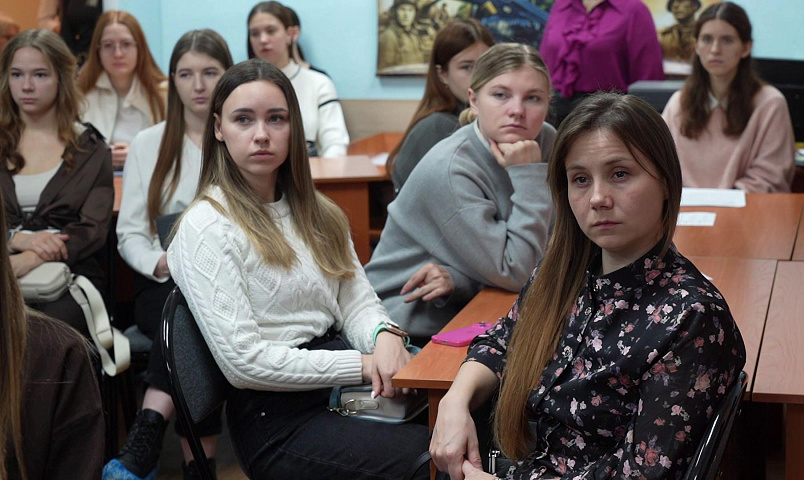 В школы и детсады пришли 400 педагогов: им помогают освоиться в профессии