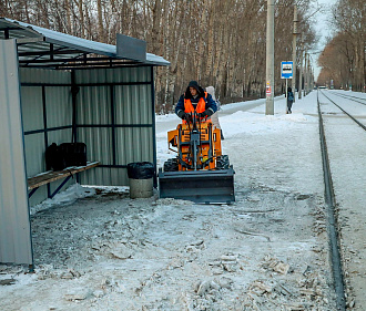 Лёгкий погрузчик эффективно соскребает наледи у остановок в Кировке