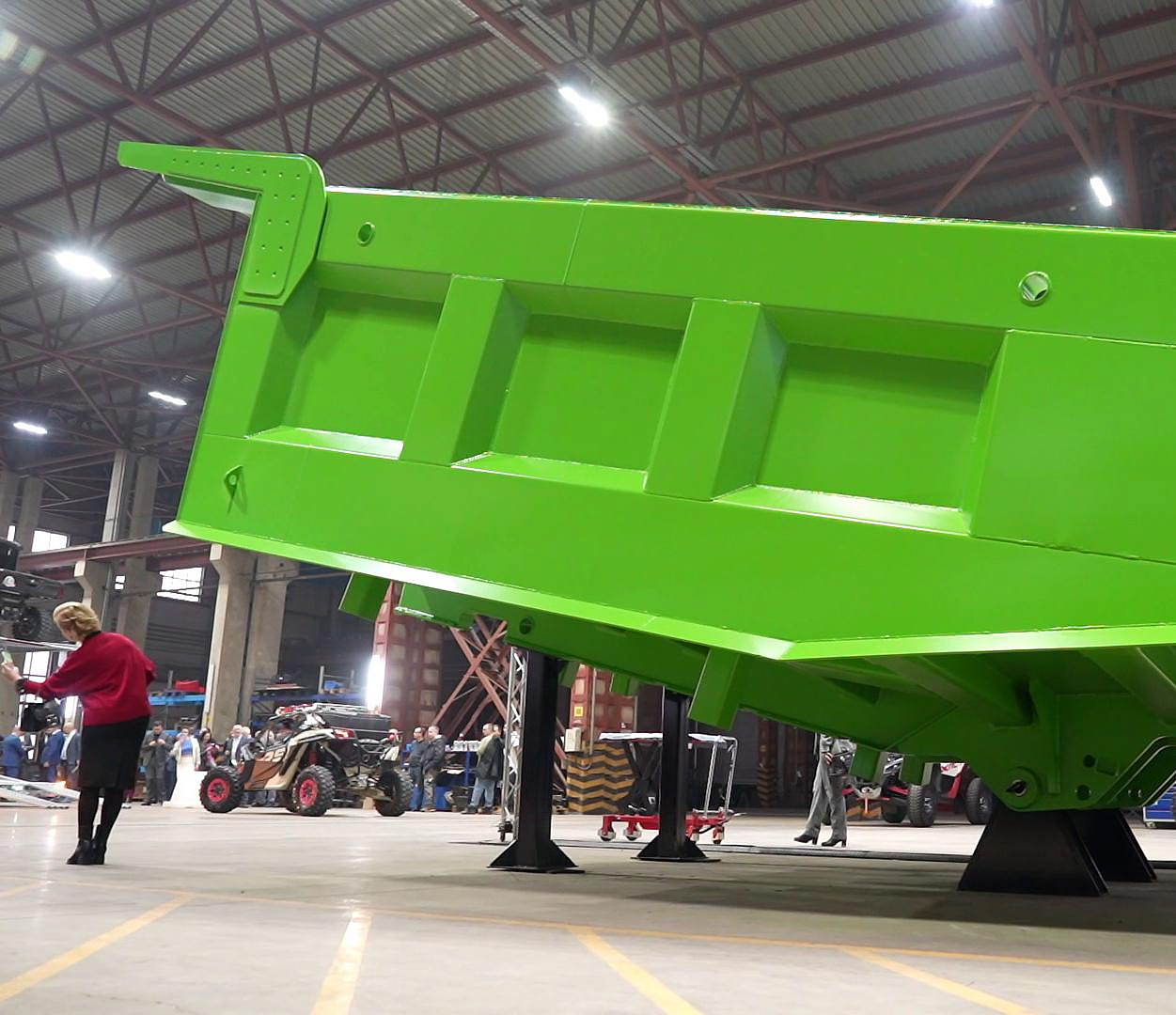 Новинки машиностроения: НовосибАРЗ презентовал карьерный кузов и автовоз