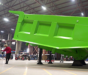 Новинки машиностроения: НовосибАРЗ презентовал карьерный кузов и автовоз