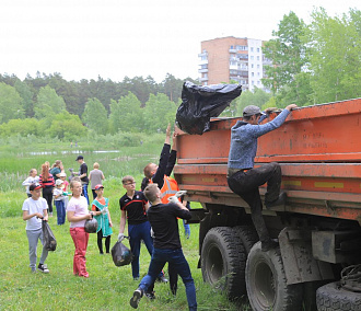 Жители Дзержинки собрали самосвал мусора возле озера
