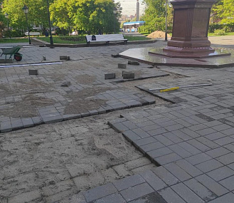 Плиты, пандусы и лестницы в Крячковском сквере оденут в новый гранит