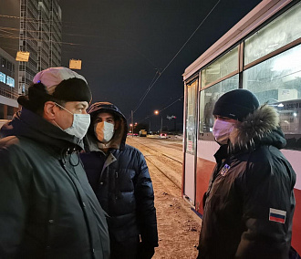 В Новосибирске устроили погоню за безмасочником из трамвая №13