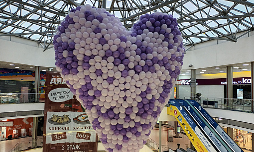 Гигантское сердце из 5000 воздушных шаров появилось в «Сибирском молле»