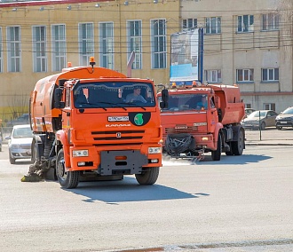 Новосибирск «отгенералят» три сотни уборочных машин