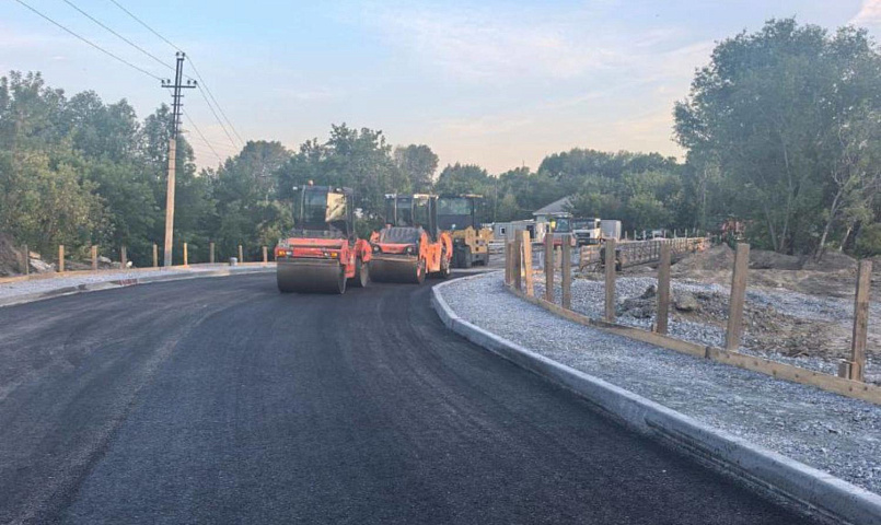 На подъездах к временному мосту через Тулу начали укладку асфальта