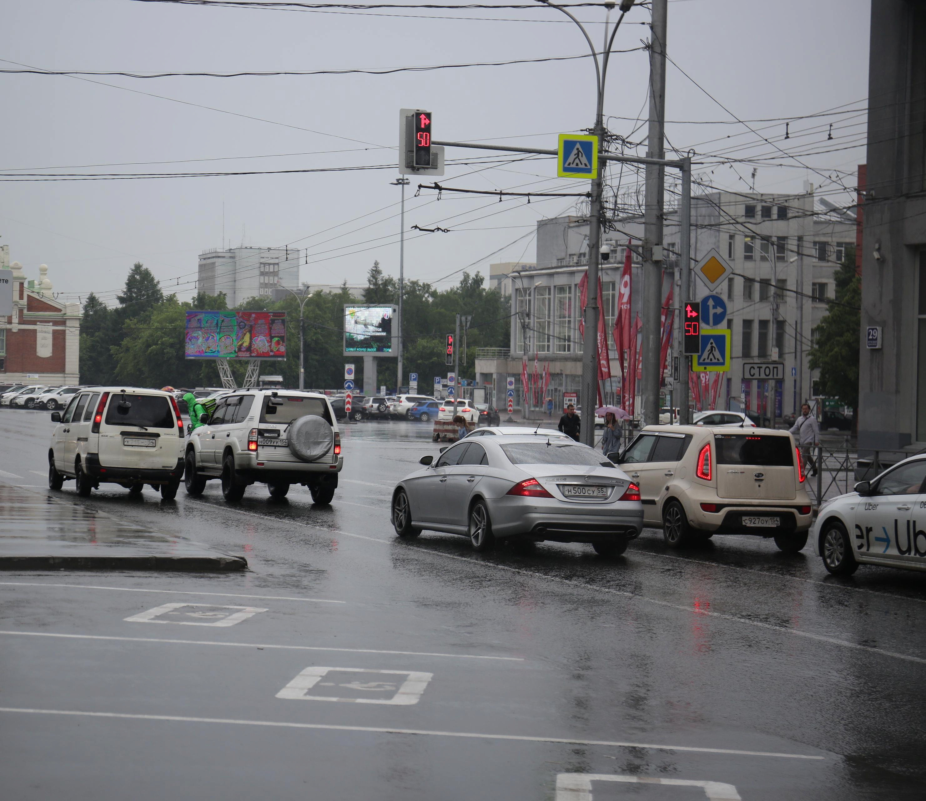 В ноябре ограничат работу платной парковки на Красном проспекте