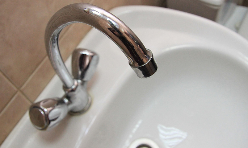 Что делать новосибирцам, если из крана потекла зелёная вода