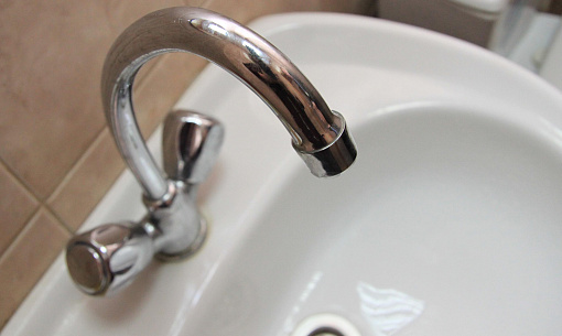 Что делать новосибирцам, если из крана потекла зелёная вода