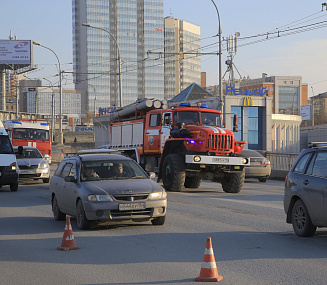 Дорогу на Октябрьском мосту в Новосибирске сузят из-за ремонта
