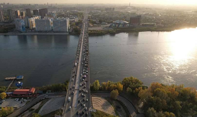 Подрядчик начал демонтировать покрытие тротуаров на Димитровском мосту