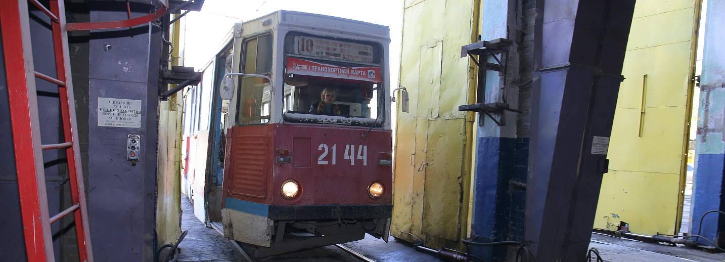 Ходит ли сейчас трамвай 3. Три трамвайных маршрута. Отремонтированное трамвайное депо. Ремонтные трамваи фото. Фото из трамвая Новосибирск.