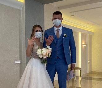 В фате и маске: истории новосибирских пар, которые поженились в пандемию