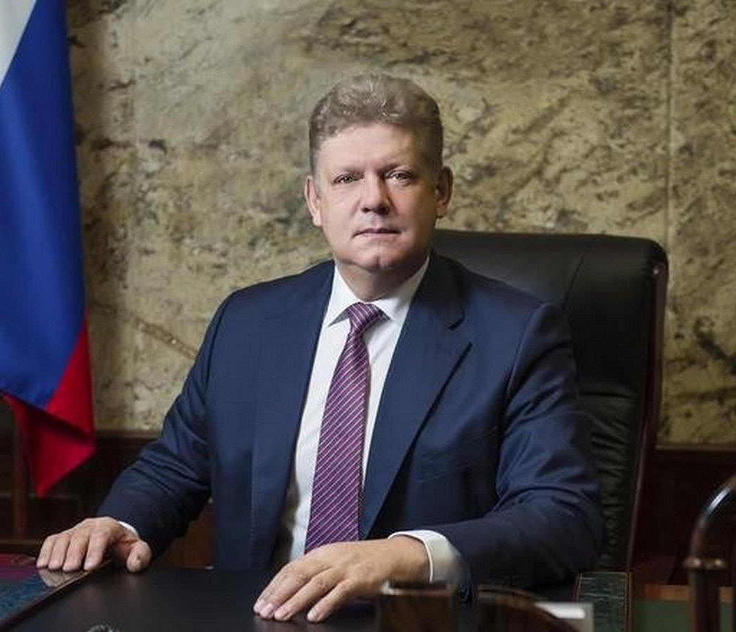 Полпред Анатолий Серышев поздравил медиков с профессиональным праздником