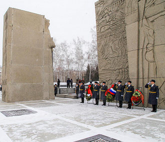 100-летие Красной Армии отметили возложением цветов на Монументе Славы
