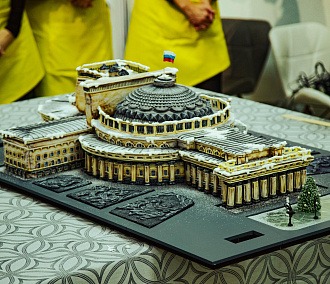Огромный пряник в виде оперного театра испекли кондитеры в Новосибирске