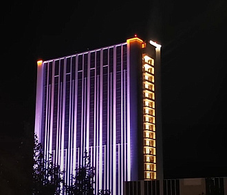Эффектную ночную подсветку включили на строящейся гостинице «Турист»