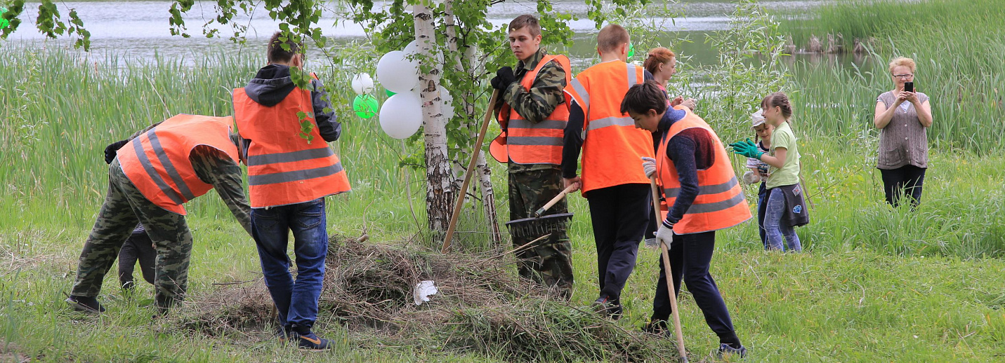 Собирают 16. Фото субботника в городе. Конкурсы на субботнике. Субботник у берега. Люди собирающие на берегу моря мусор.