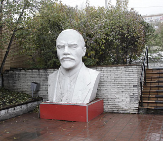 Памятники Ленину в Новосибирске: на броневике и под ногами шиномонтажника