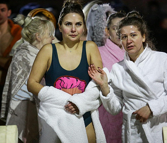 Две тысячи новосибирцев искупались в прорубях в крещенскую ночь