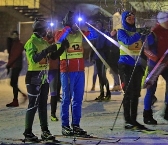На лыжах в темноте: гонку с фонарями устроили в Академгородке