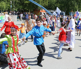 Афиша выходных: День России, дворовые игры и экскурсия на самокатах