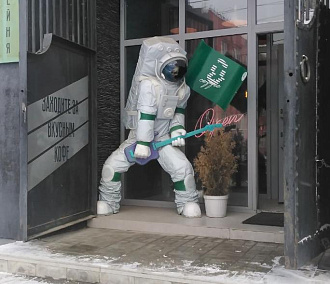 Скелет космонавта с электрогитарой появился в центре Новосибирска