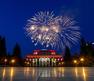Праздничный фейерверк озарил небо над оперным театром в Новосибирске