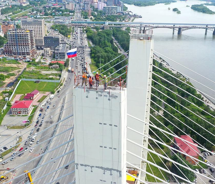 В Новосибирске на 114-метровую высоту подняли государственный флаг России