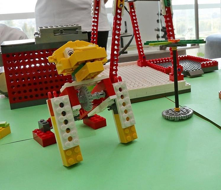 Дети с синдромом Дауна изучают робототехнику в Новосибирске
