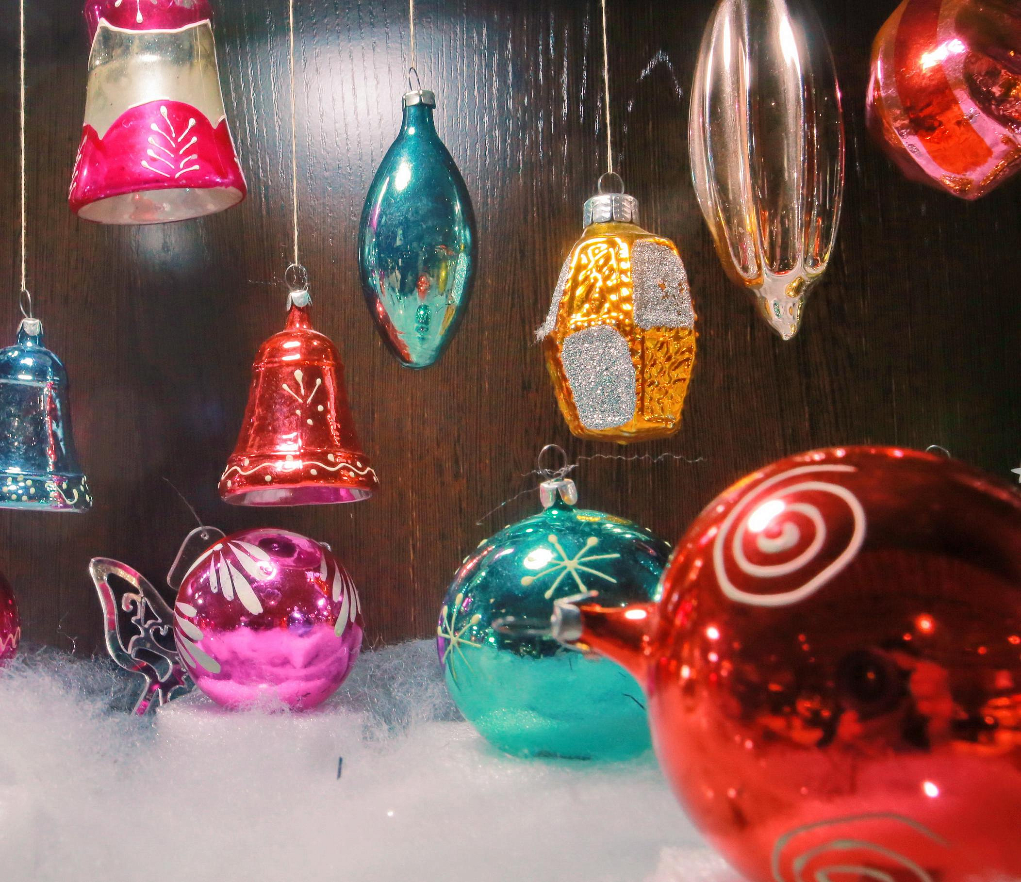 Новосибирцев попросили поделиться с музеем ёлочными игрушками из СССР