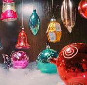 Новосибирцев попросили поделиться с музеем ёлочными игрушками из СССР